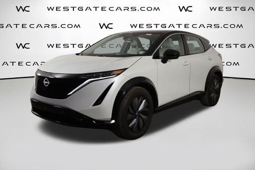 Everest White Pearl Tricoat/Black Diamond Pearl 2023 Nissan ARIYA ENGAGE