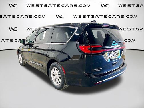Diamond Black Crystal Pearlcoat 2026 Chrysler Pacifica L