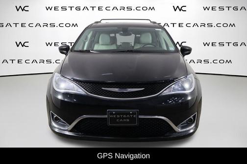 Brilliant Black Crystal Pearlcoat 2018 Chrysler Pacifica Touring-L