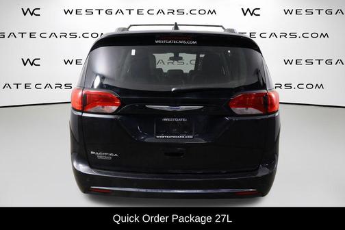 Brilliant Black Crystal Pearlcoat 2018 Chrysler Pacifica Touring-L