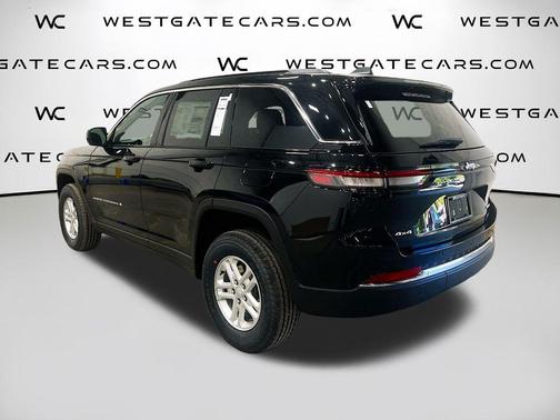 Diamond Black Crystal Pearlcoat 2025 Jeep Grand Cherokee Laredo