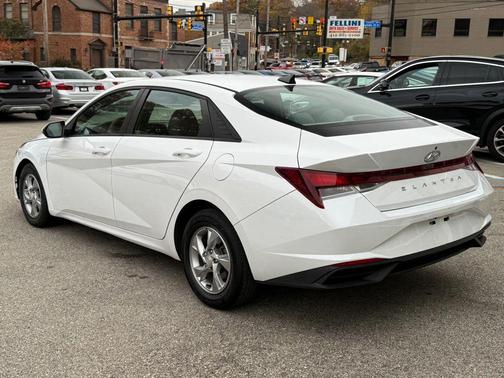 2021 Hyundai ELANTRA SE