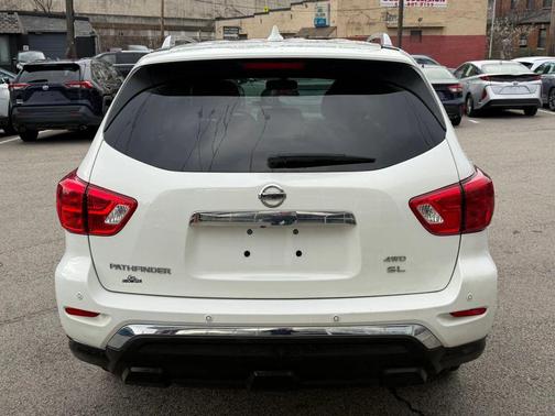 White 2019 Nissan Pathfinder SL