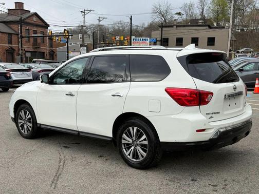 White 2019 Nissan Pathfinder SL