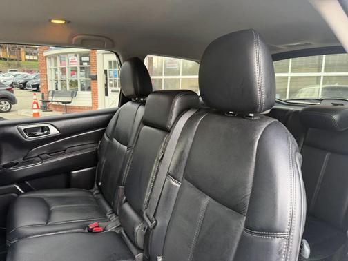 White 2019 Nissan Pathfinder SL
