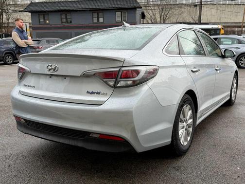 2017 Hyundai SONATA Hybrid SE