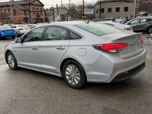 2017 Hyundai SONATA Hybrid SE