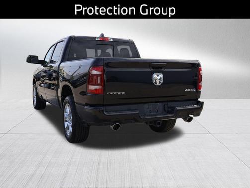 Diamond Black Crystal Pearlcoat 2024 RAM 1500 Big Horn/Lone Star