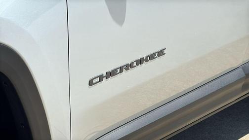 Silver Zynith Clearcoat 2026 Jeep Cherokee Overland