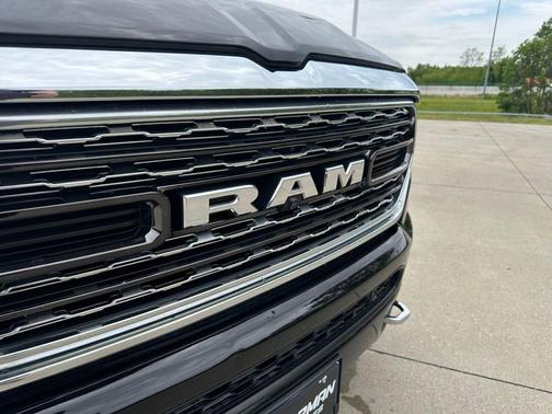 Diamond Black Crystal Pearlcoat 2023 RAM 1500 Limited