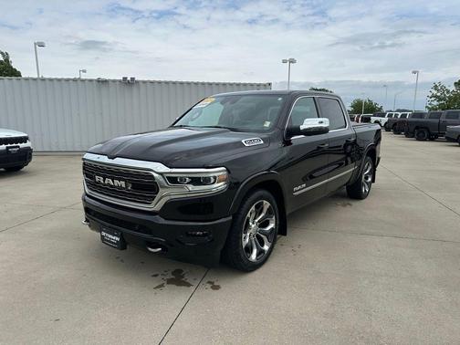 Diamond Black Crystal Pearlcoat 2023 RAM 1500 Limited