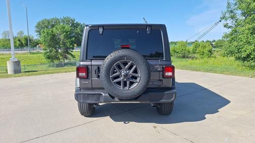 Granite Crystal Metallic Clearcoat 2025 Jeep Wrangler Sport S