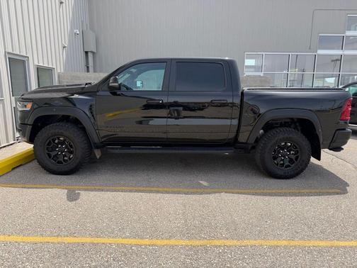 Diamond Black Crystal Pearlcoat 2025 RAM 1500 RHO Crew Cab 4x4 5'7' Box