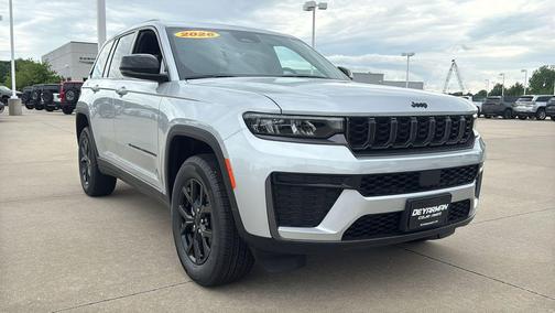 Silver Zynith 2026 Jeep Grand Cherokee Altitude