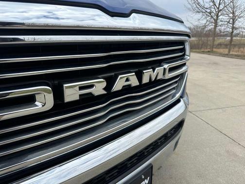 Blue Streak Pearlcoat 2019 RAM 1500 Laramie