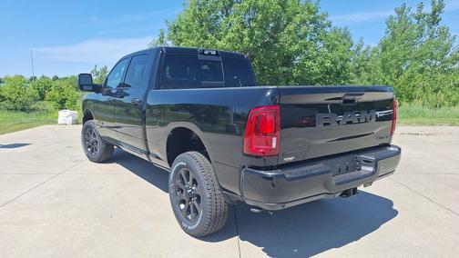 Diamond Black Crystal Pearlcoat 2026 RAM 2500 Big Horn Crew Cab 4x4 6'4' Box