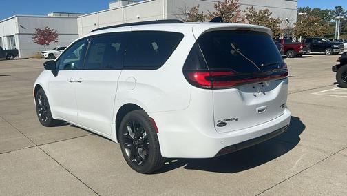 Bright White Clearcoat 2026 Chrysler Pacifica Limited
