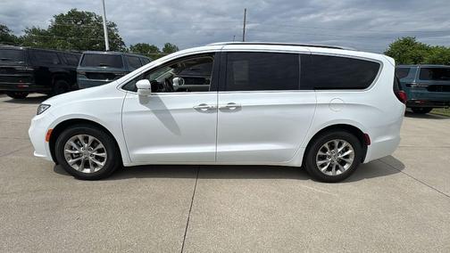 Bright White Clearcoat 2021 Chrysler Pacifica Touring L