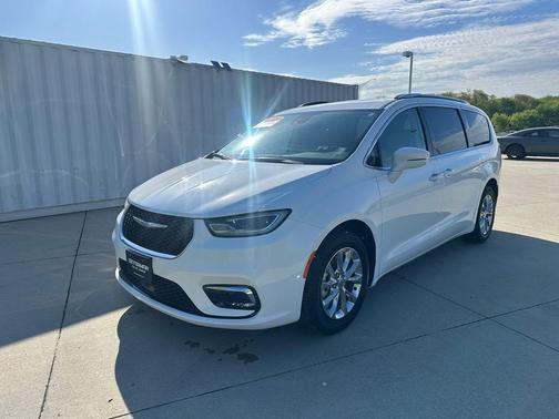 Bright White Clearcoat 2021 Chrysler Pacifica Touring L