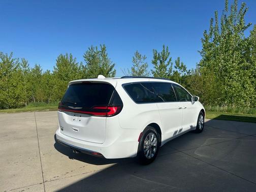Bright White Clearcoat 2021 Chrysler Pacifica Touring L