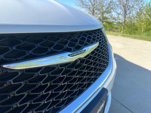Bright White Clearcoat 2021 Chrysler Pacifica Touring L