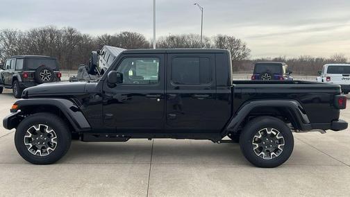 Black Clearcoat 2026 Jeep Gladiator Sahara 4x4