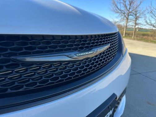 Bright White Clearcoat 2019 Chrysler Pacifica Touring-L Plus