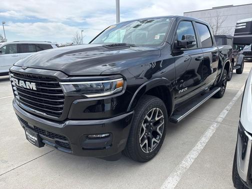 Diamond Black Crystal Pearlcoat 2025 RAM 1500 Laramie