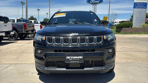 Diamond Black Crystal Pearlcoat 2023 Jeep Compass Latitude Lux