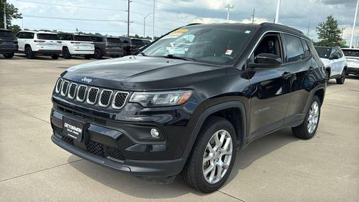 Diamond Black Crystal Pearlcoat 2023 Jeep Compass Latitude Lux