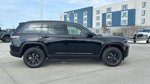 Diamond Black Crystal Pearlcoat 2026 Jeep Grand Cherokee Altitude