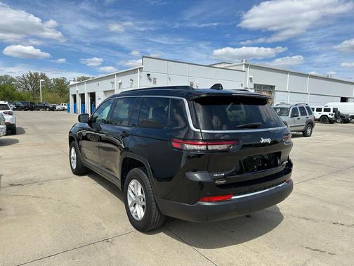 Diamond Black Crystal Pearlcoat 2025 Jeep Grand Cherokee L Laredo