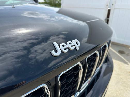 Diamond Black Crystal Pearlcoat 2025 Jeep Grand Cherokee L Laredo