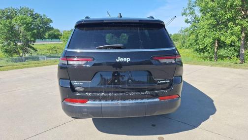 Diamond Black Crystal Pearlcoat 2025 Jeep Grand Cherokee L Laredo
