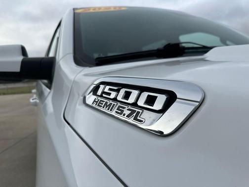 Bright White Clearcoat 2020 RAM 1500 Laramie