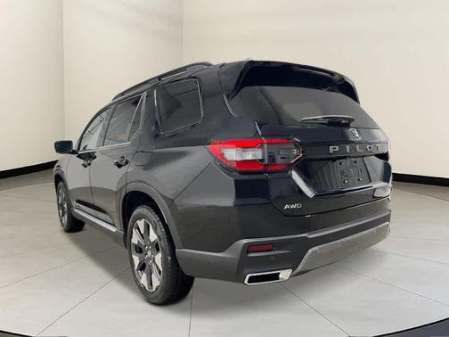 Crystal Black Pearl 2026 Honda Pilot Touring 8-Passenger