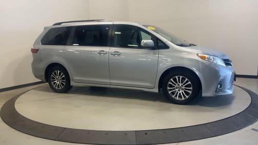 Celestial Silver Metallic 2019 Toyota Sienna XLE