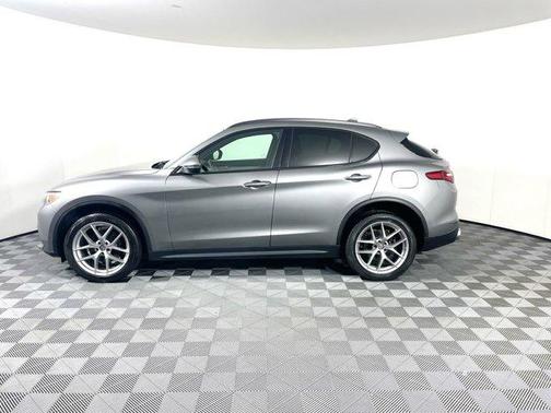 Photo 5 of 36 of 2018 Alfa Romeo Stelvio Ti