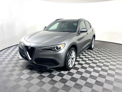Photo 3 of 36 of 2018 Alfa Romeo Stelvio Ti