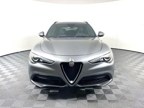 Photo 2 of 36 of 2018 Alfa Romeo Stelvio Ti