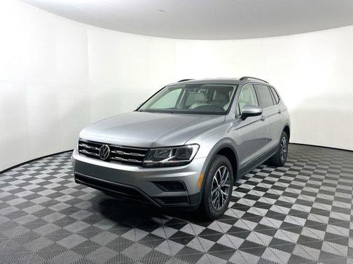 Photo 3 of 34 of 2020 Volkswagen Tiguan 2.0T SE