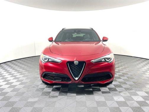 Photo 2 of 35 of 2018 Alfa Romeo Stelvio Ti