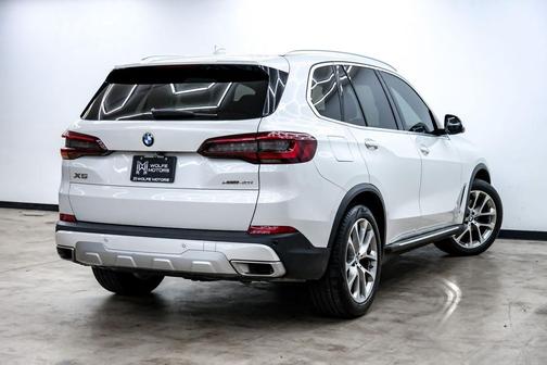 White Metallic 2023 BMW X5 xDrive40i