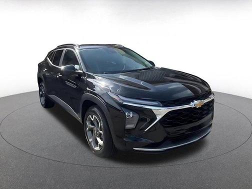 Mosaic Black Metallic 2025 Chevrolet Trax LT