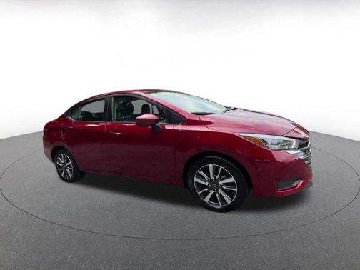 Scarlet Ember 2025 Nissan Versa 1.6 SV