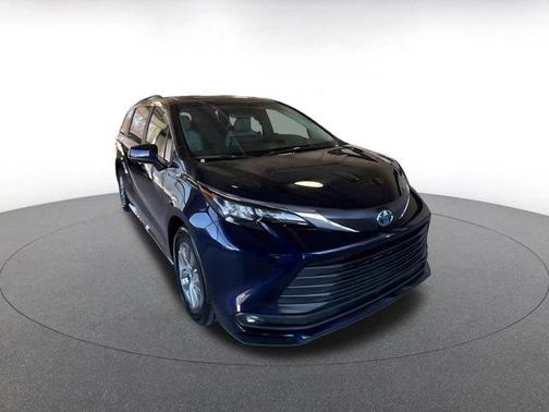 2025 Toyota Sienna XLE