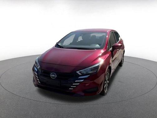 Scarlet Ember 2025 Nissan Versa 1.6 SV