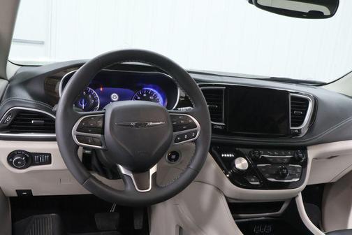 Bright White Clearcoat 2023 Chrysler Pacifica Limited