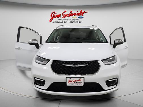 Bright White Clearcoat 2023 Chrysler Pacifica Limited