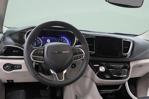 Bright White Clearcoat 2023 Chrysler Pacifica Limited